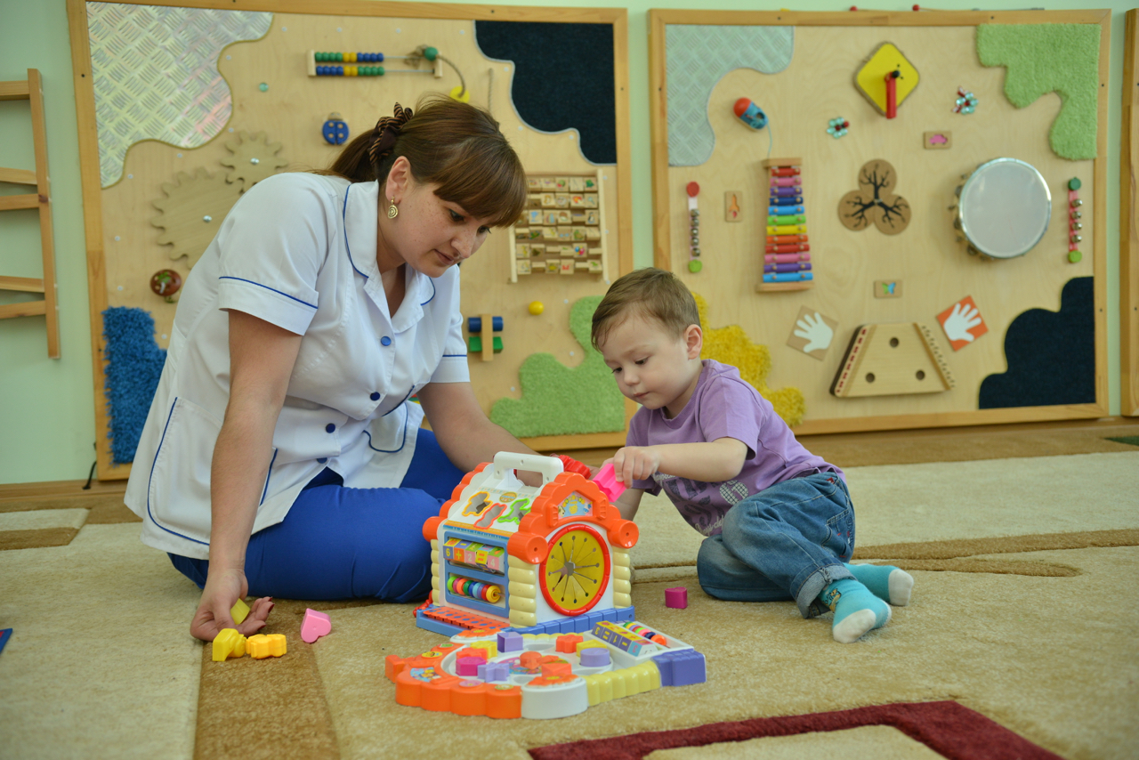 Українська Монтессорі-школа «Смайлика» спільно з освітнім центром «Малий Європеєць» (м. Одеса) 15.10 і 16.10.2016 року в Івано-Франківську з 10.00 до 17.00 буде проводити тренінг-семінар на тему «Монтессорі-терапії».